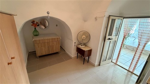 Trullo Con Alcove Con Bagno e Angolo Cottura.Terreno di 4.000 mq.